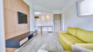 Frigobar, cofres nos quartos, cortinas blackout, quartos à prova de som