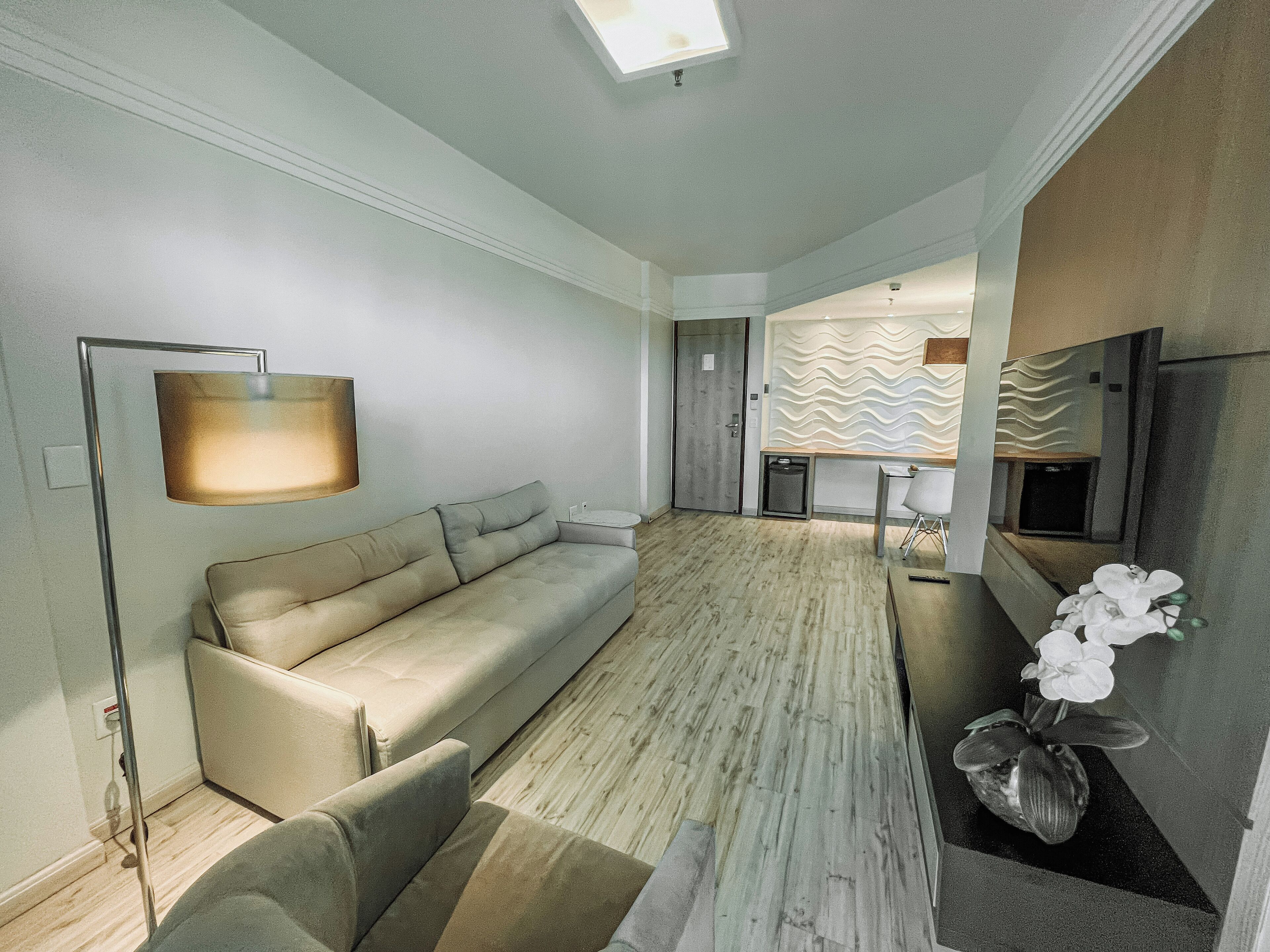 superior duplo com vista cidade | living area | 32-inch tv with cable channels