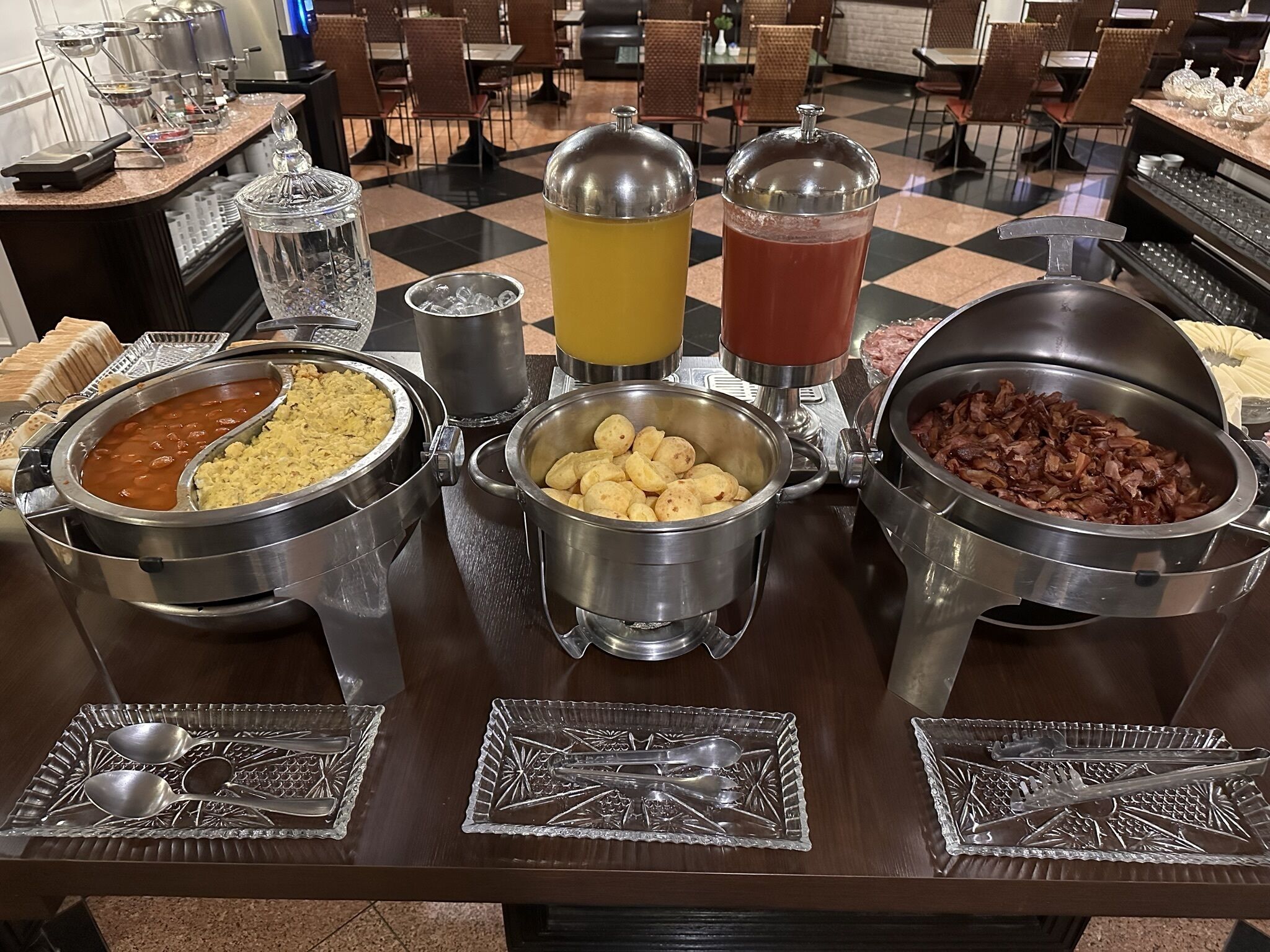 Una mesa de buffet con diversos alimentos y bebidas.