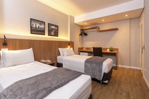 Quarto solteiro executivo | Frigobar, escrivaninha, Wi-Fi de cortesia, roupa de cama