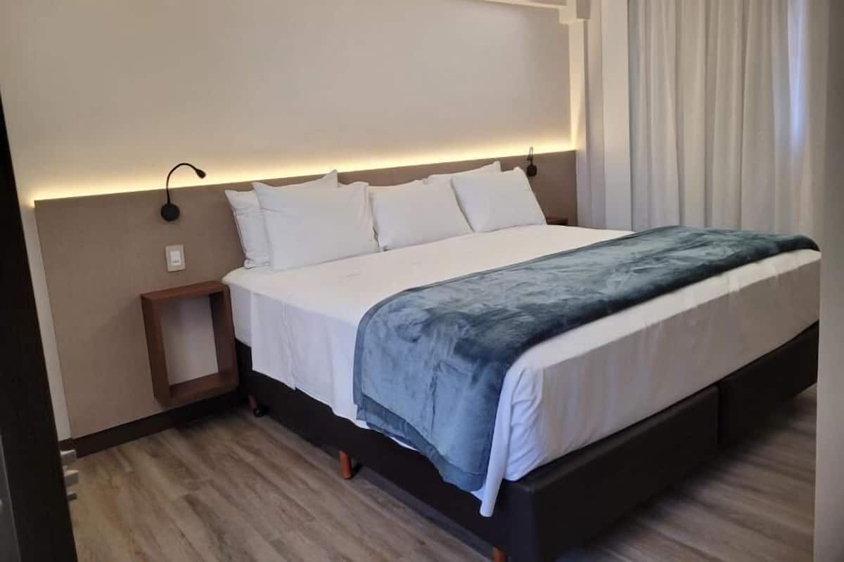 Minibar, desk, WiFi (free), bed sheets