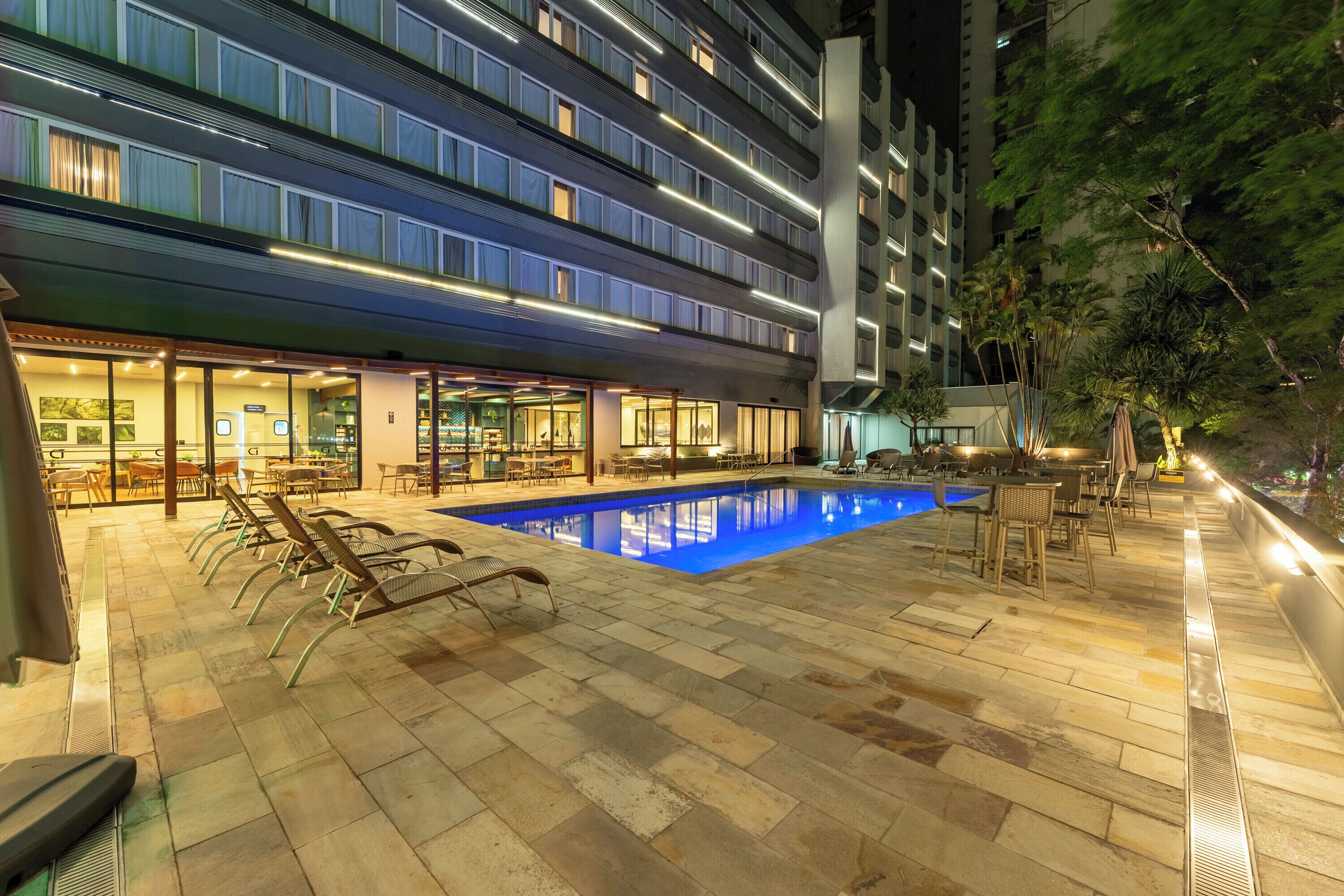 Piscina externa, espreguiçadeiras
