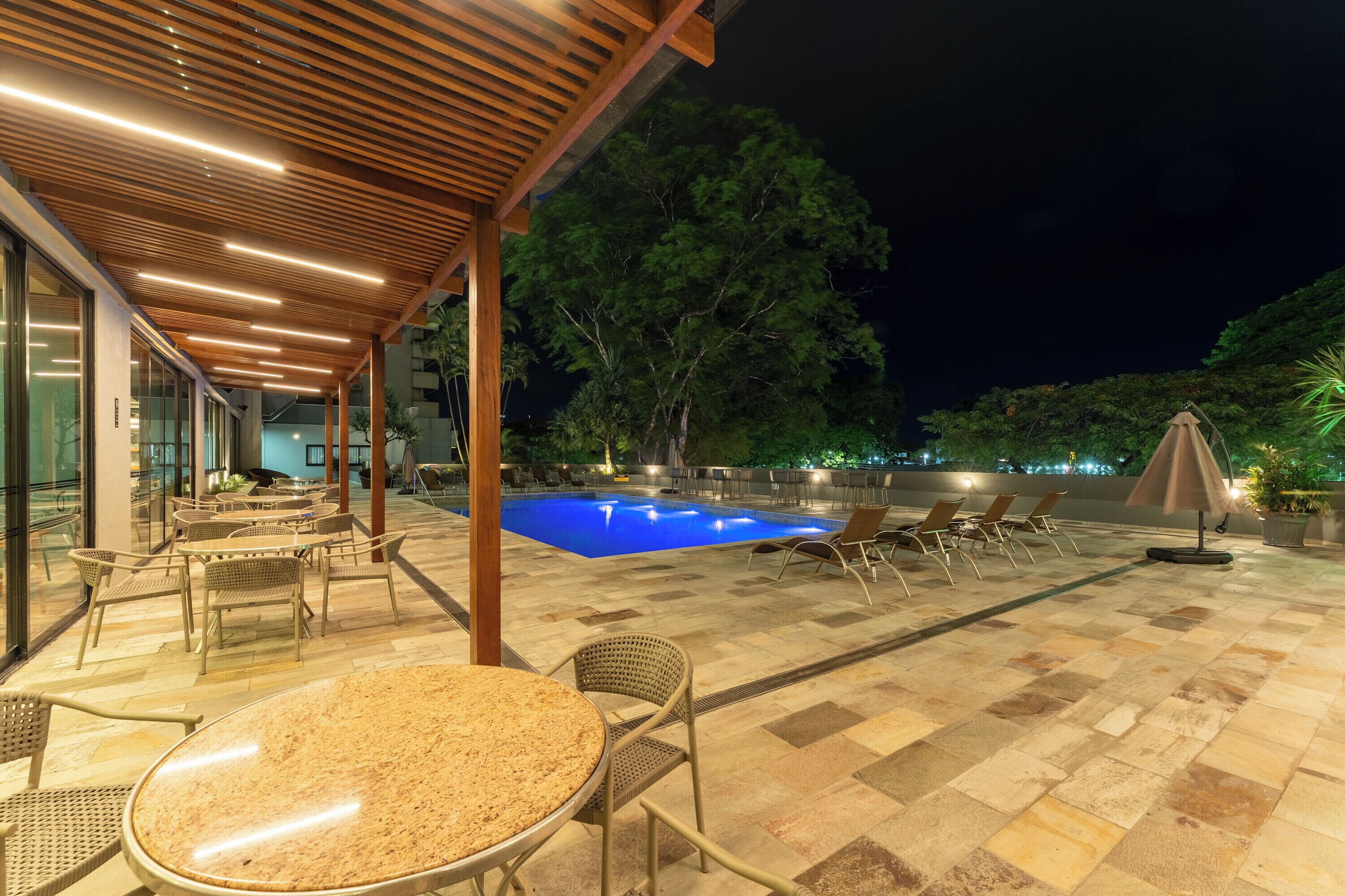 Piscina externa, espreguiçadeiras