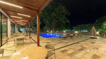 Piscina externa, espreguiçadeiras