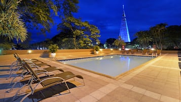 Piscine extérieure, chaises longues