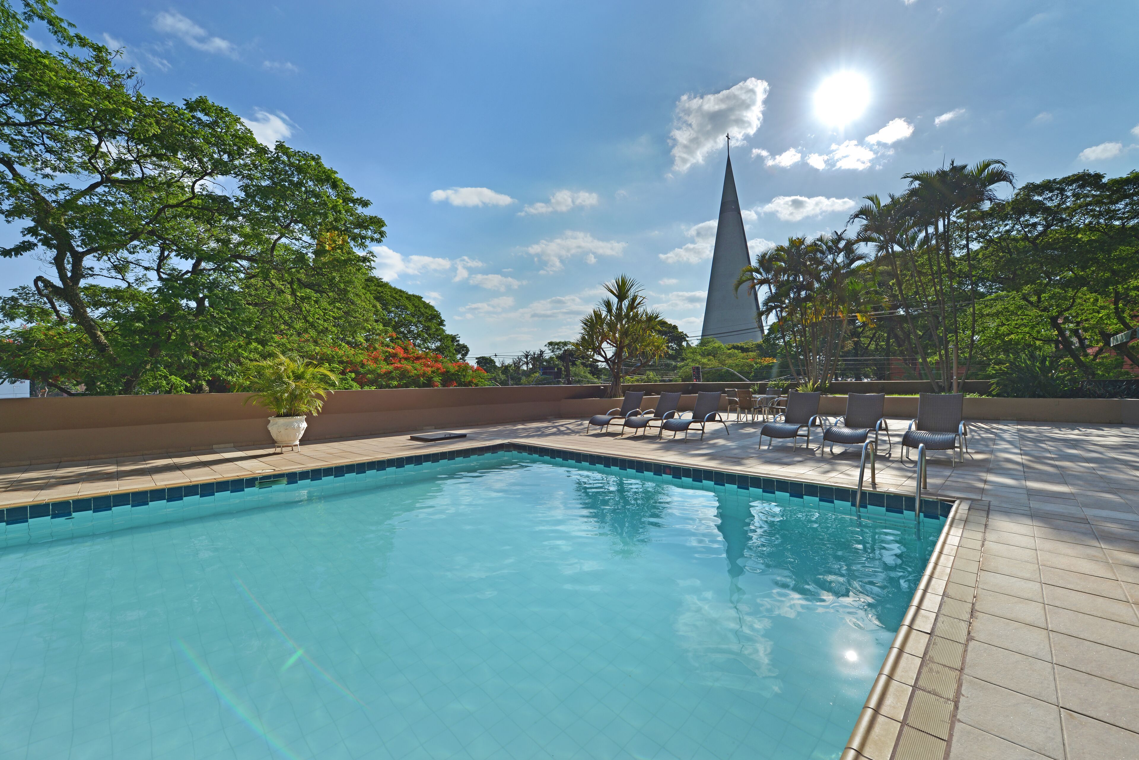 Piscina externa, espreguiçadeiras