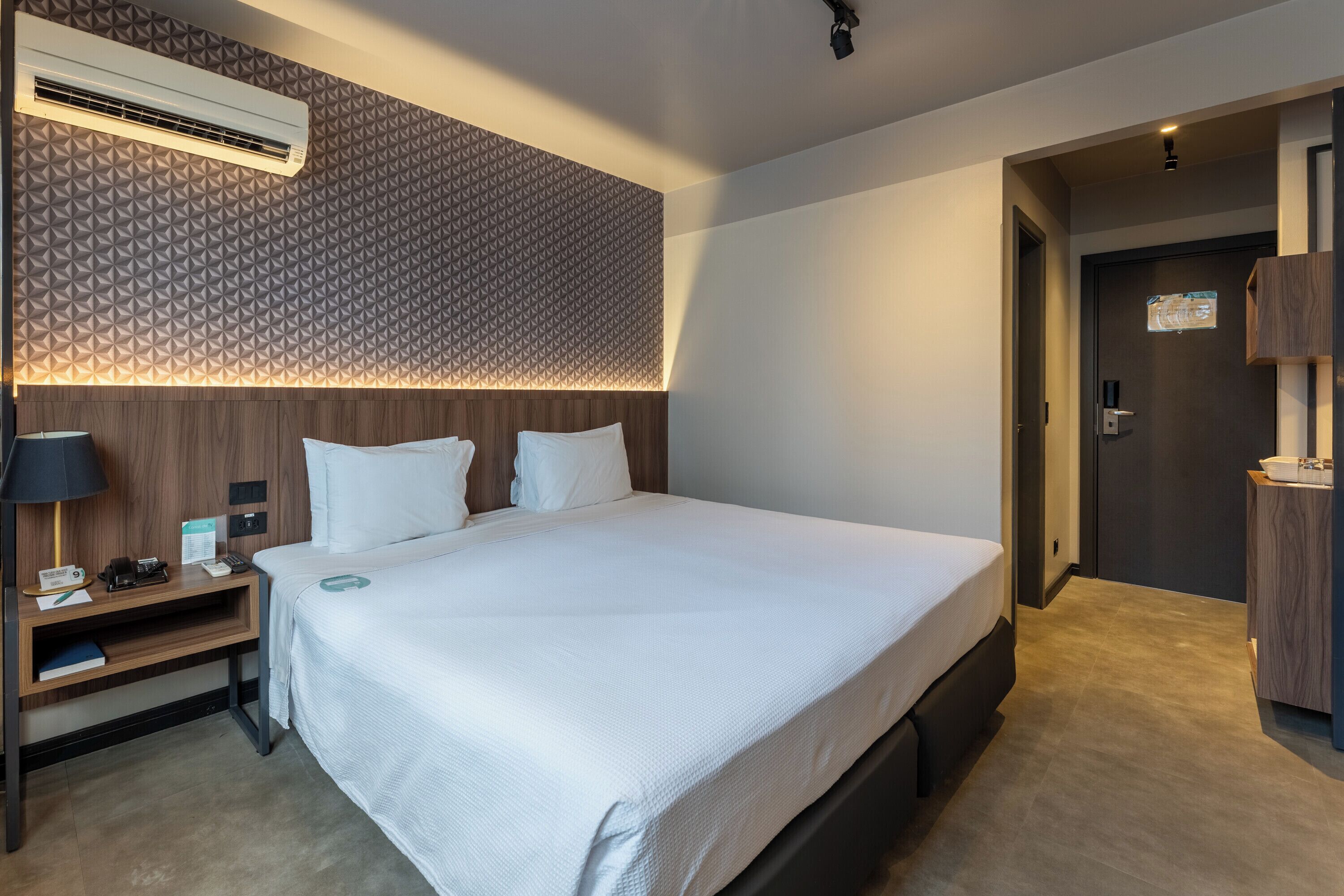 Quarto Casal | Minibar, WiFi (free), alarm clocks, bed sheets