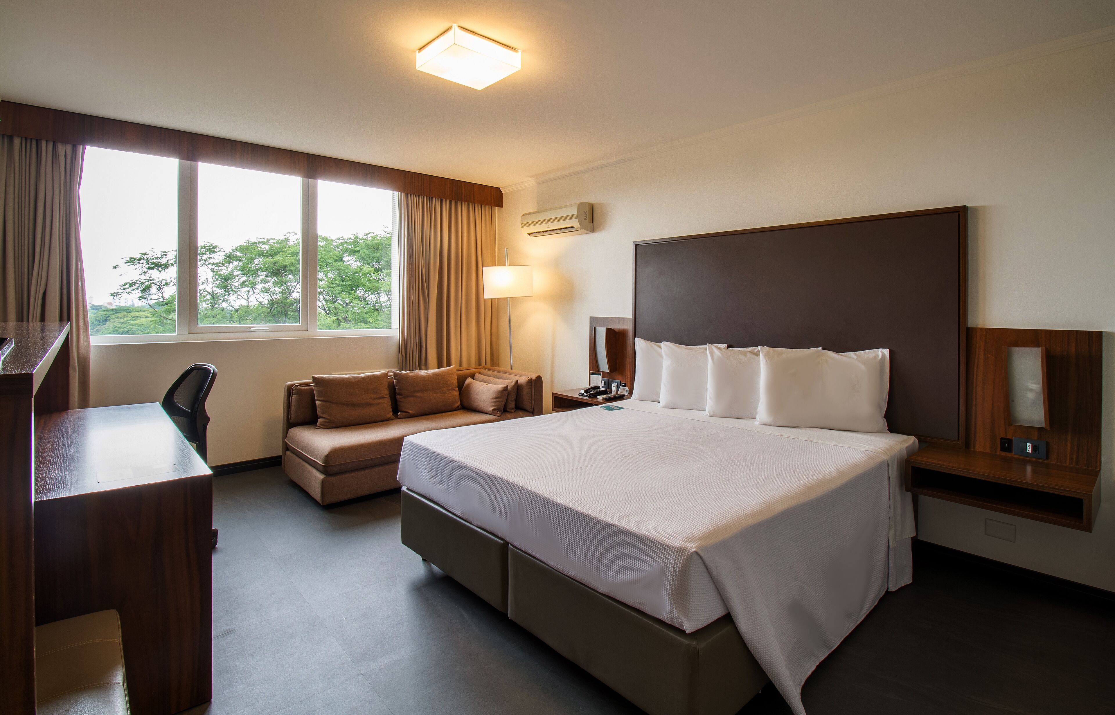 Luxo Casal | Frigobar, Wi-Fi de cortesia, roupa de cama, despertadores