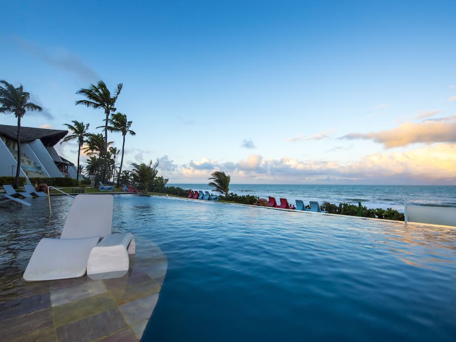 4 utomhuspooler och solstolar