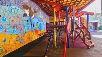 Breakfast, lunch, dinner served; local cuisine, beach views