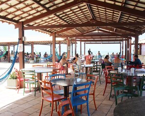 供应早餐、午餐和晚餐，地方菜，海滩景观