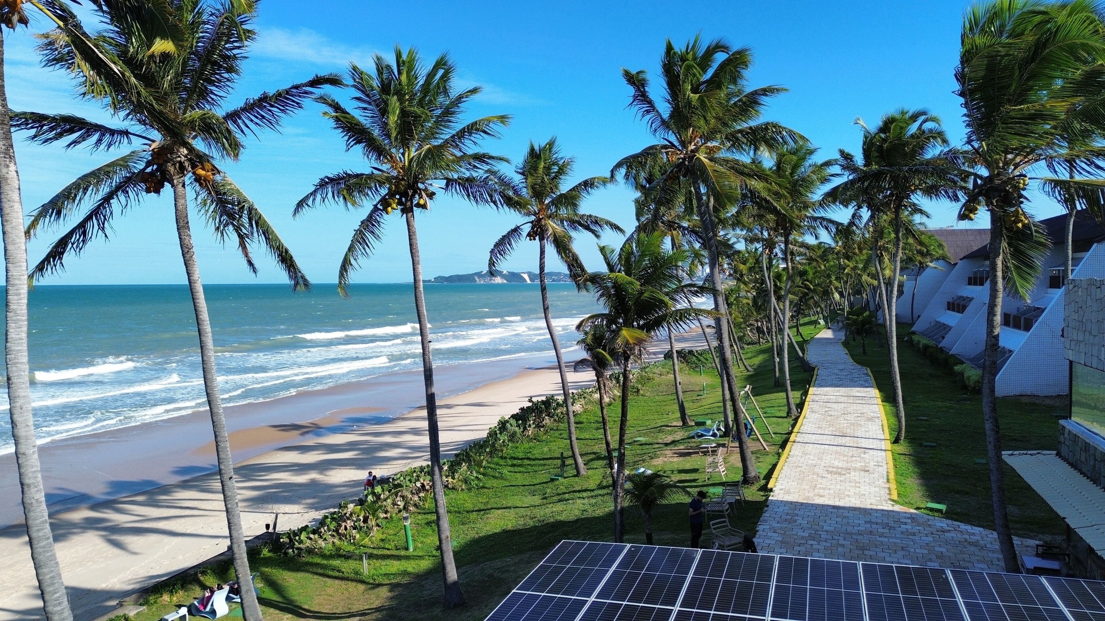 4 outdoor pools, pool loungers