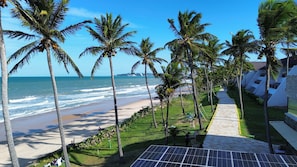 4 piscines extérieures, chaises longues
