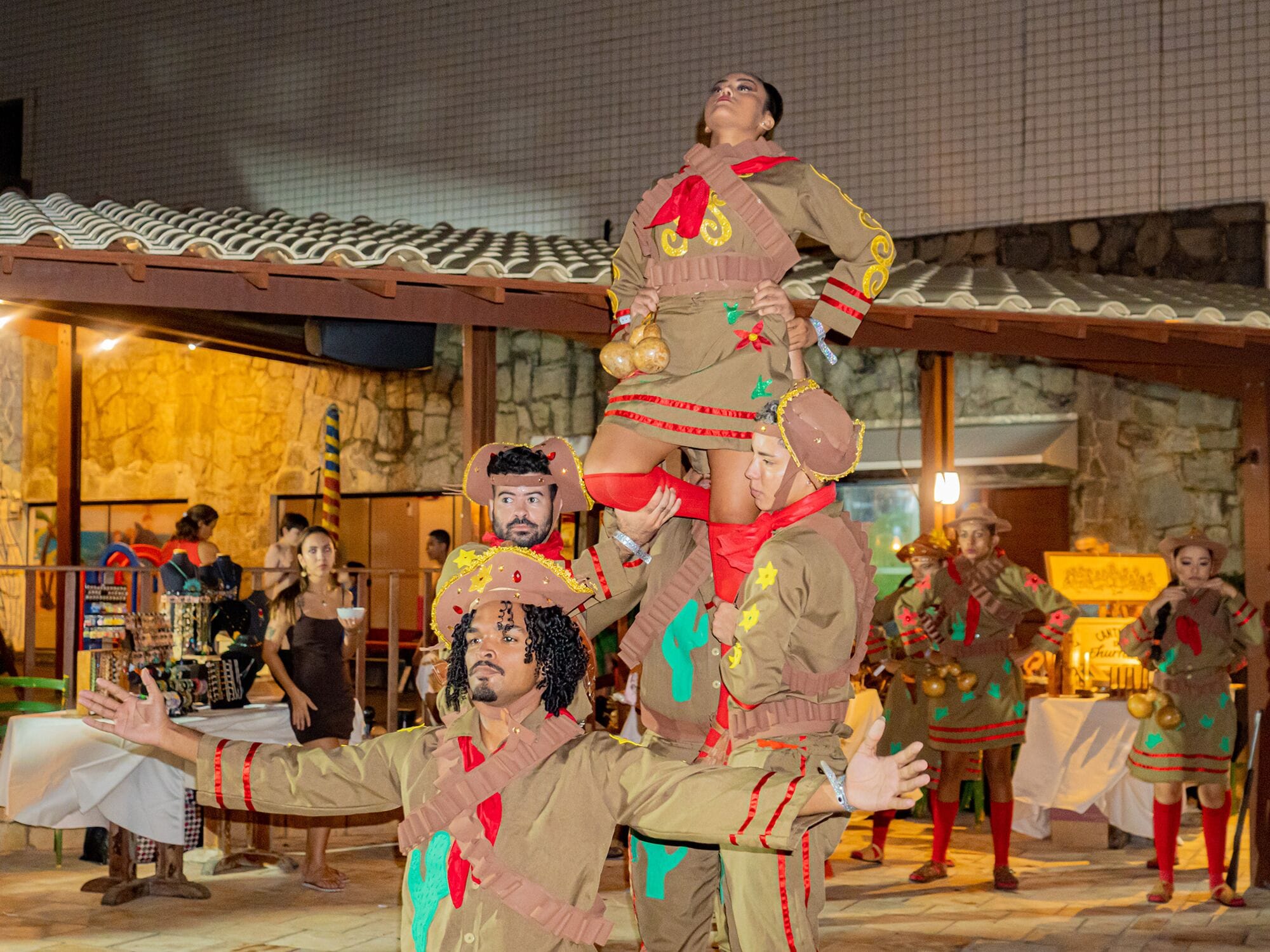 Un grup de persones amb vestimentes festives fent una actuació.
