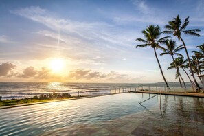 4 piscinas externas, espreguiçadeiras