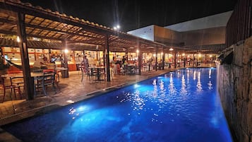 Se sirven desayunos, comidas, cenas y cocina local con vista a la playa