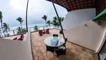 Quarto família 8, vista panorâmica frente oceano | Terrace/patio