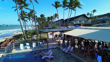 4 outdoor pools, sun loungers