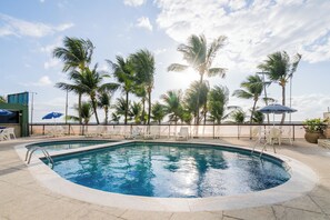 A swimming pool with lounge chairs and palm trees. - Hotel Dan Inn Mar Piedade - Grande Recife By Nacional Inn (Jaboatão dos Guararapes)