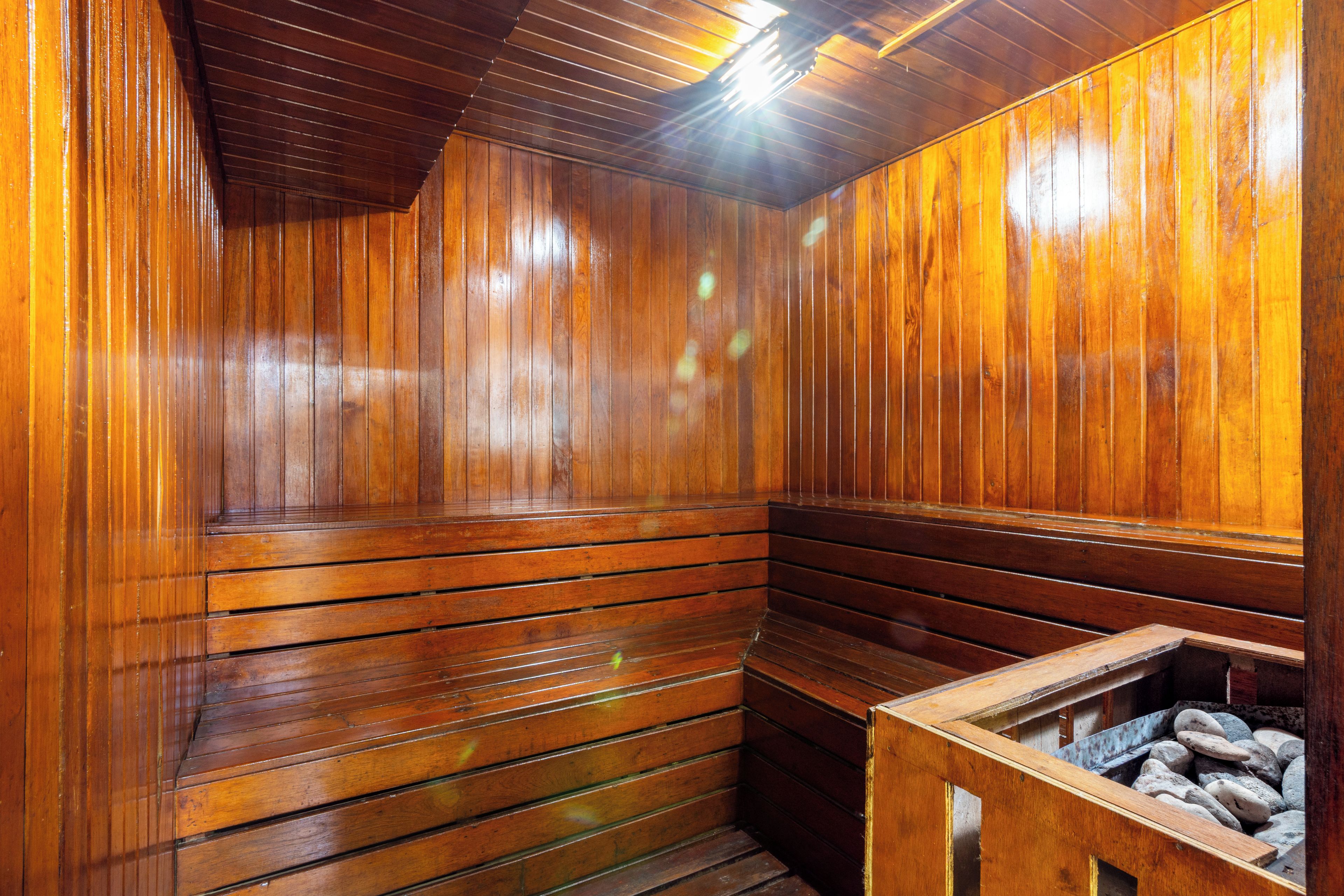 Una sauna con paredes y bancos de madera.