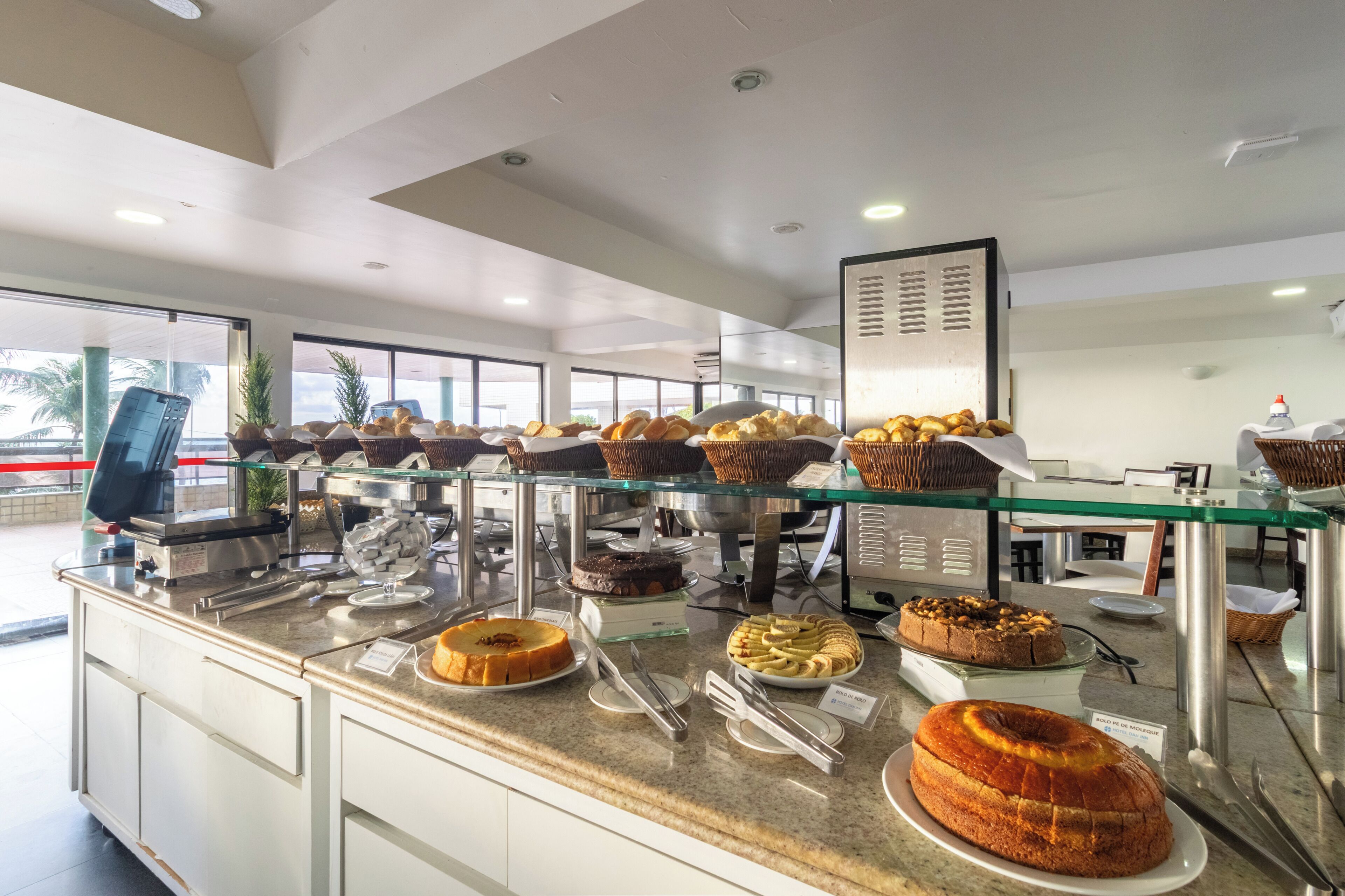 Café da manhã com buffet grátis todos os dias