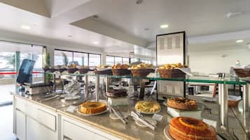 Café da manhã com buffet grátis todos os dias