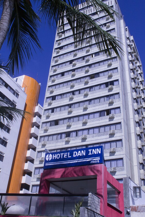 A hotel building with a sign reading "HOTEL DAN INN." - Hotel Dan Inn Mar Piedade - Grande Recife By Nacional Inn (Jaboatão dos Guararapes)