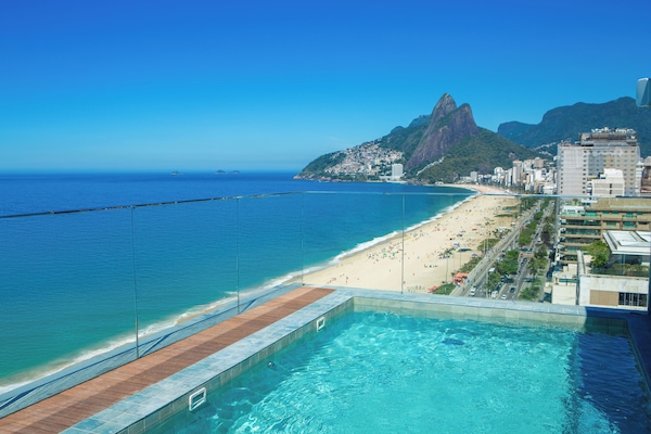 Piscina externa, guarda-sóis, espreguiçadeiras