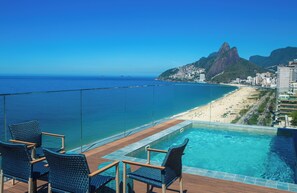 Outdoor pool, pool umbrellas, pool loungers - Sol Ipanema Hotel (Rio de Janeiro)