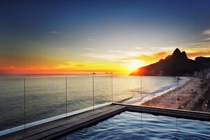 室外游泳池，提供泳池遮陽傘和日光浴躺椅