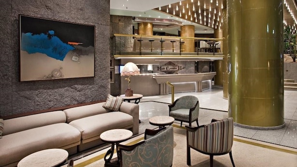 A lobby with a sofa, chairs, and a bar area. - Hotel Atlantico Star (Rio de Janeiro)