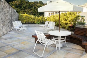 Bar junto a la piscina