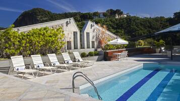 Piscina externa, funciona das 10h às 20h30, espreguiçadeiras