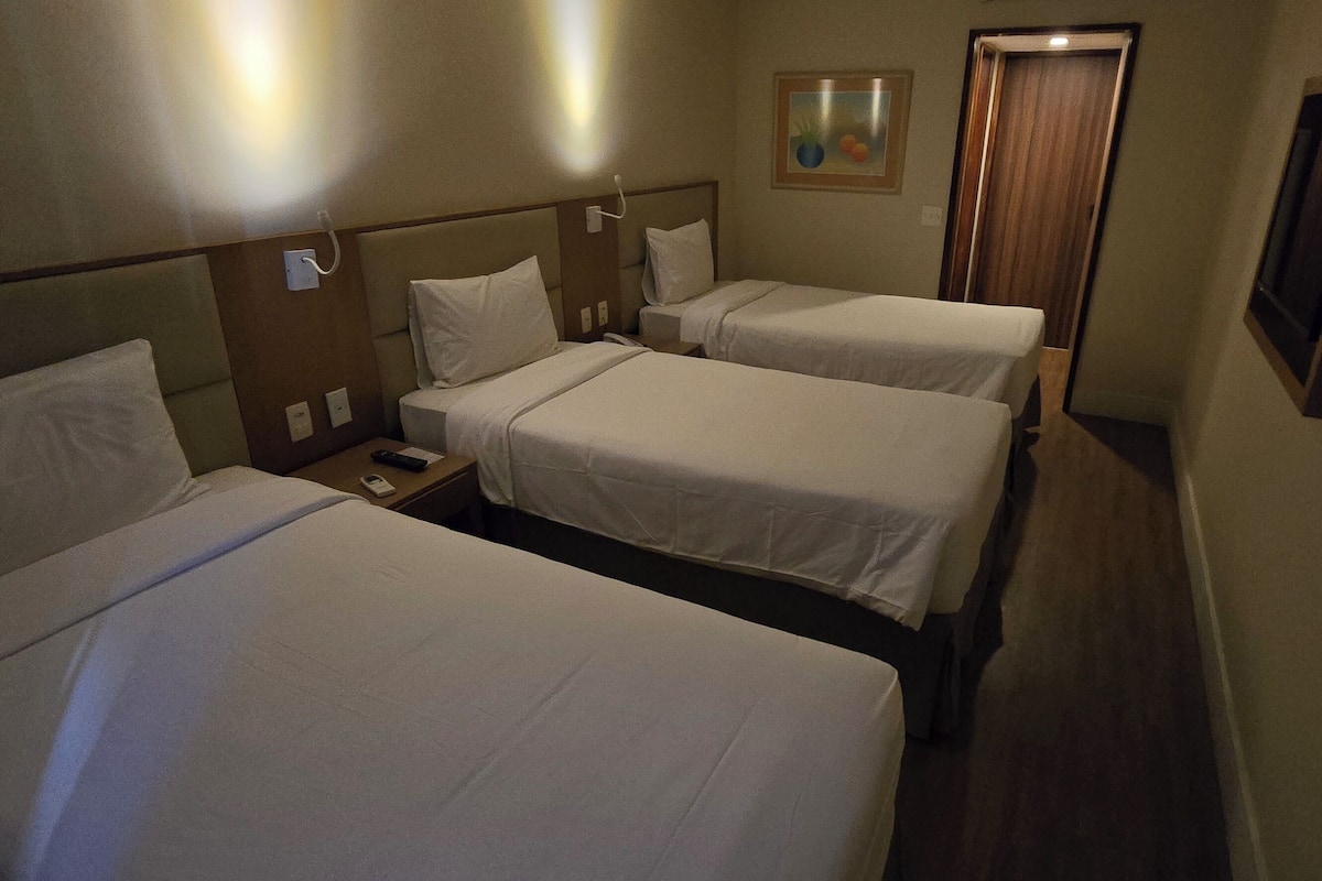 Tremannsrom – standard | Minibar, safe på rommet, blendingsgardiner og wi-fi (inkludert)