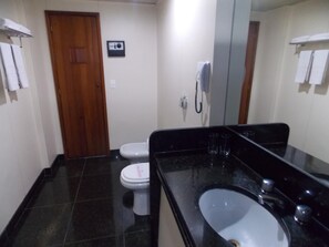 Dusj, toalettartikler (inkludert) og håndklær