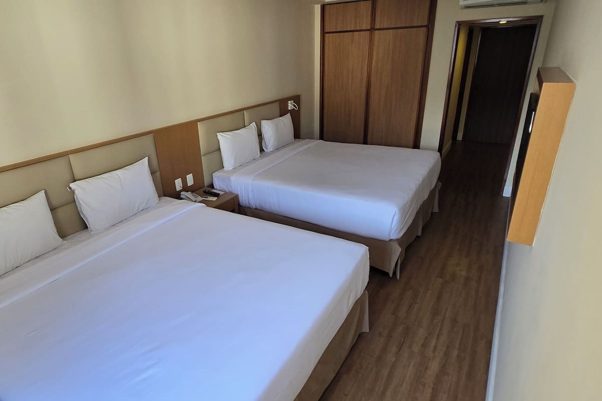 Rom – deluxe, 2 dobbeltsenger | Minibar, safe på rommet, blendingsgardiner og wi-fi (inkludert)