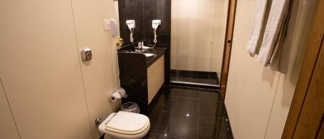 Ein kleines Badezimmer mit Toilette, Bidet und einem Waschbecken.