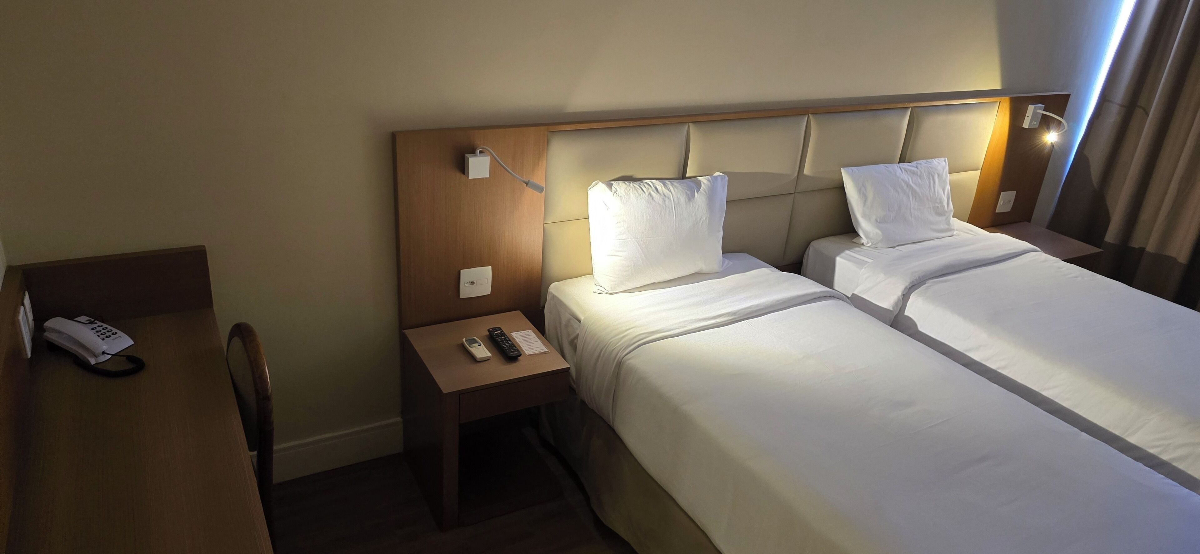 Rom – standard, 2 enkeltsenger | Minibar, safe på rommet, blendingsgardiner og wi-fi (inkludert)