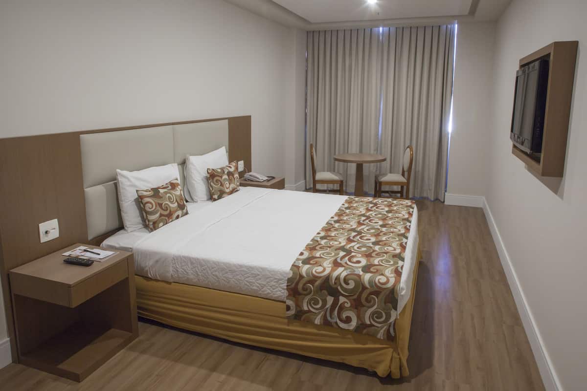 Chambre Deluxe, 1 trĂšs grand lit | Minibar, coffres-forts dans les chambres, rideaux occultants