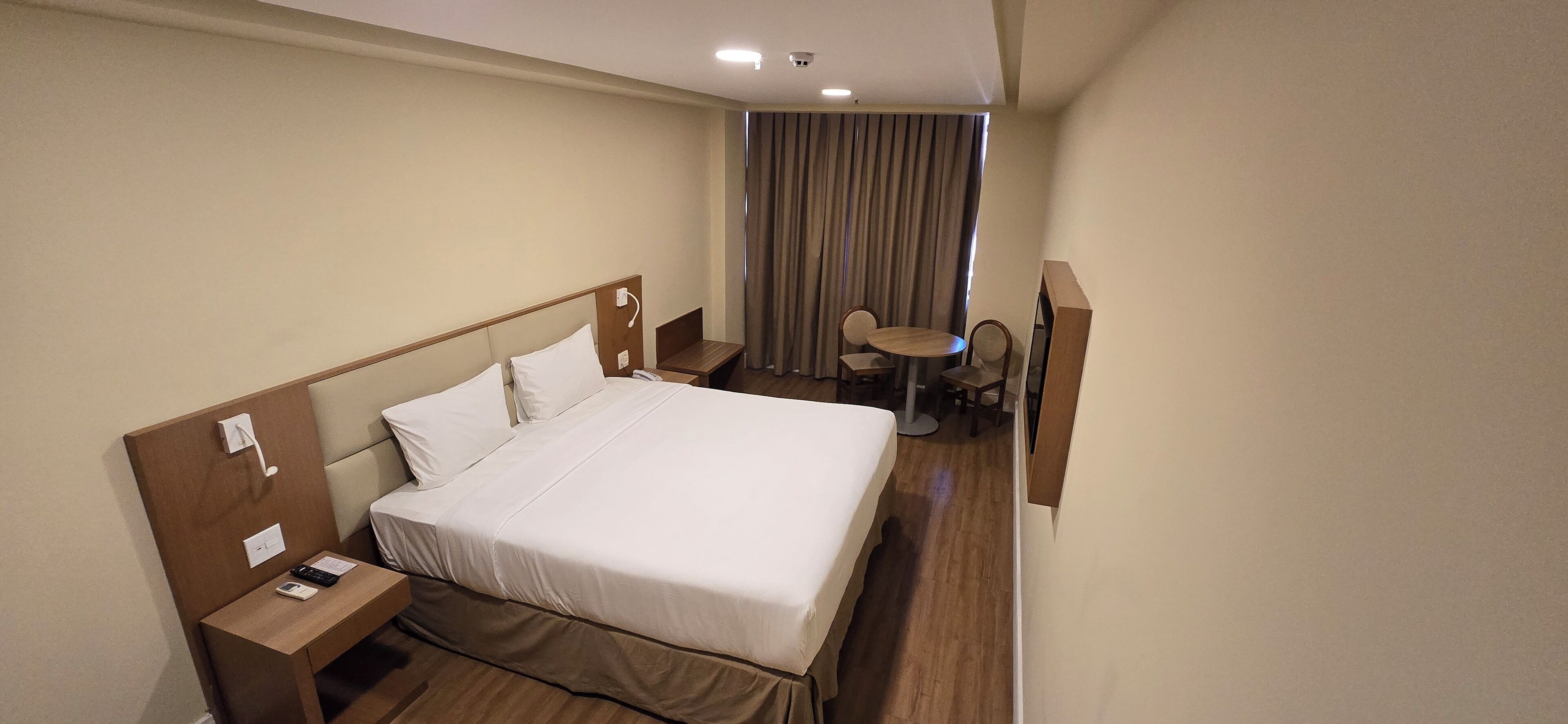 Rom – deluxe, 1 kingsize-seng | Minibar, safe på rommet, blendingsgardiner og wi-fi (inkludert)