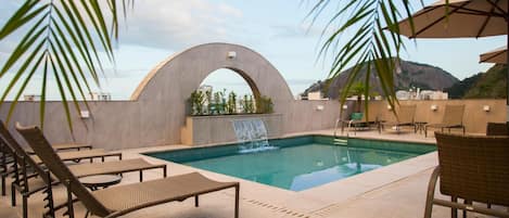 Utendørsbasseng, bassengparasoller og solsenger