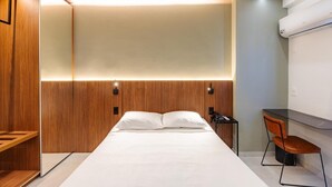 A modern hotel room with a large bed, a desk, and a chair. - Majestic Rio Palace Hotel (Rio de Janeiro)