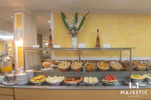 Café da manhã com buffet grátis todos os dias