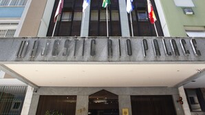 A building with a sign reading "MAJESTIC PIO PALACE" and multiple flags. - Majestic Rio Palace Hotel (Rio de Janeiro)