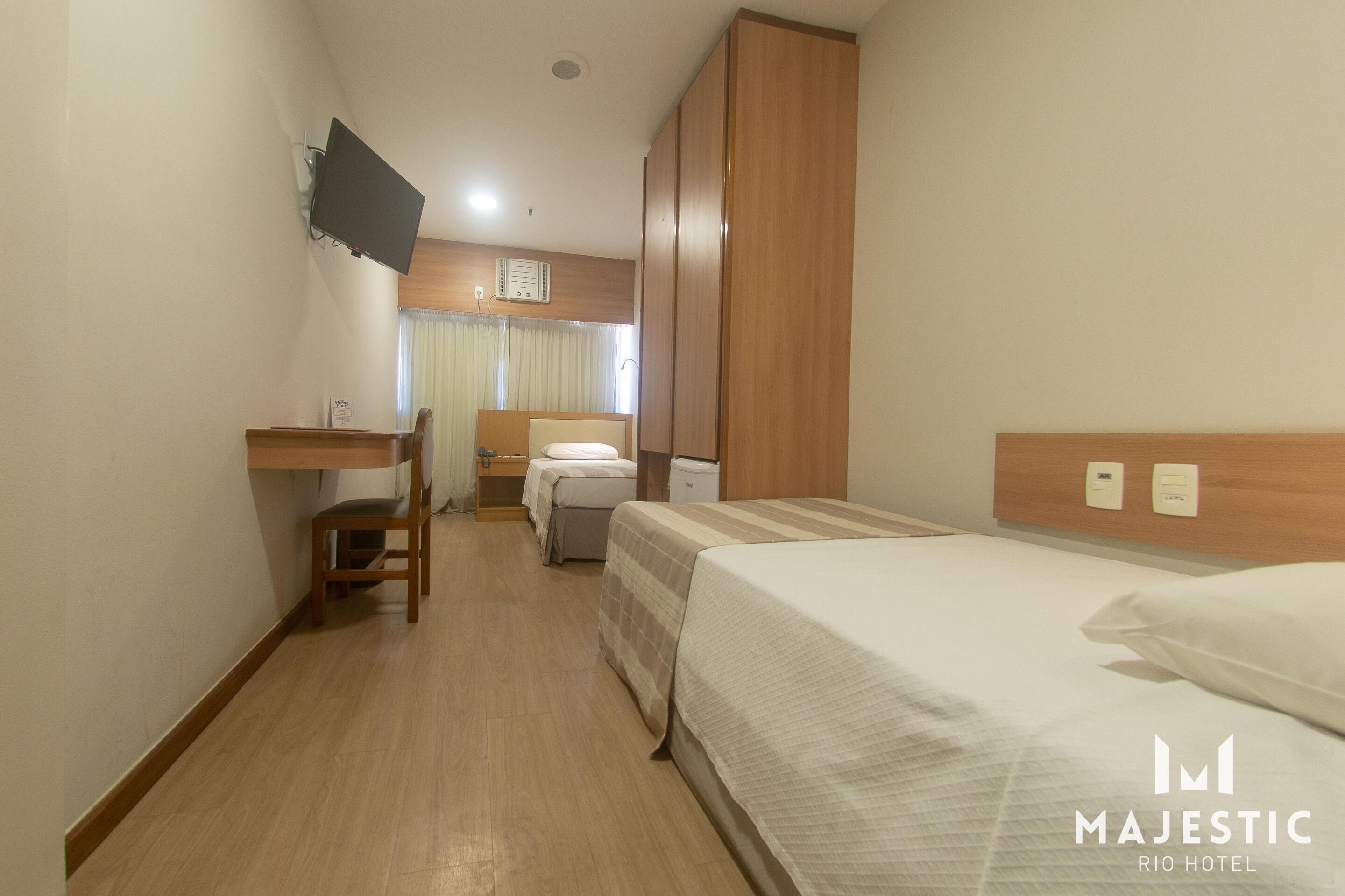 Frigobar, cofres nos quartos, espaço de trabalho para notebook