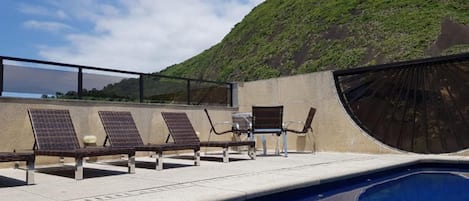 Ulkouima-allas avoinna 7.00–22.00, aurinkotuoleja