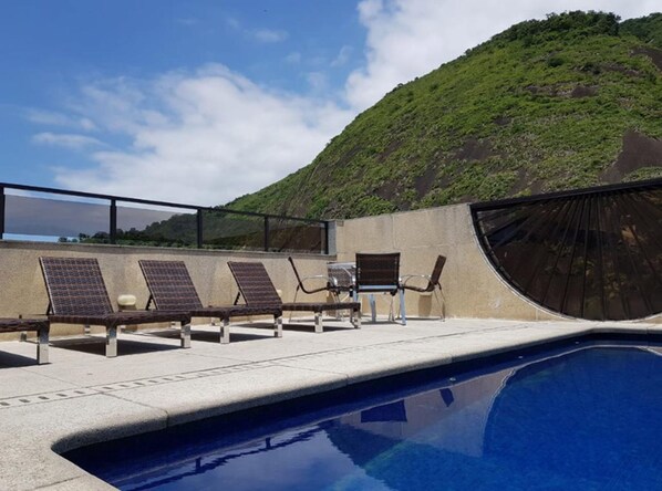 Piscina externa, funciona das 7h às 22h, espreguiçadeiras