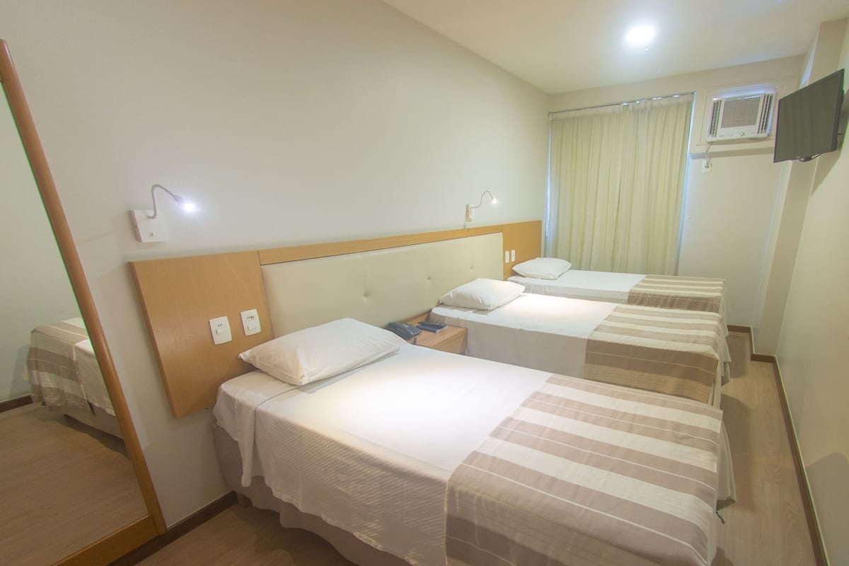 Minibar, värdeförvaringsskåp på rummet och arbetsyta för laptop