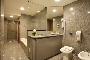 Suite Presidencial | Banheiro | Produtos de toalete grátis, secador de cabelo, toalhas de banho