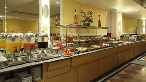 A buffet with various food items and beverages, including fruits, vegetables, and hot dishes. - Majestic Rio Palace Hotel (Rio de Janeiro)